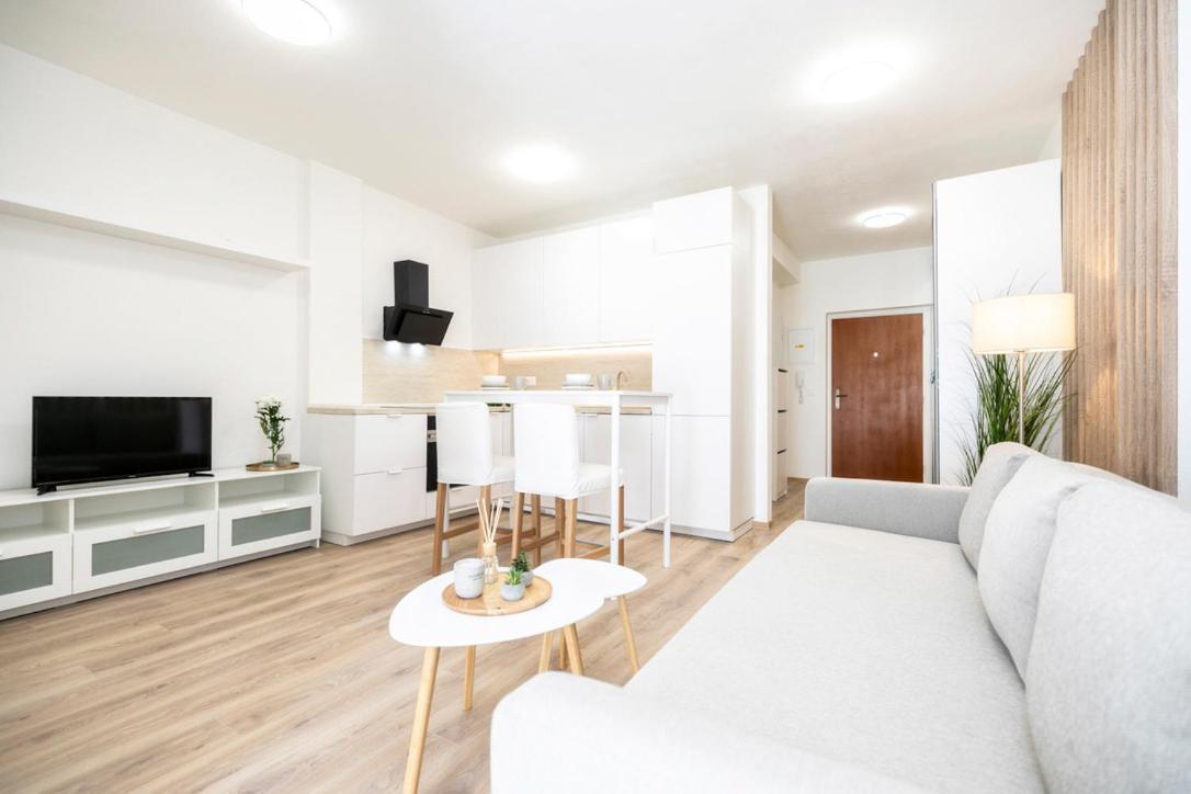 Alure Residences 2 & 24H Self Check-In, Parking In The Garage In The Apartment Building Included, New Building, Terrace, Green Location With A Forest Park With A Lake, Children'S Playground Banska Bystrica Exterior photo