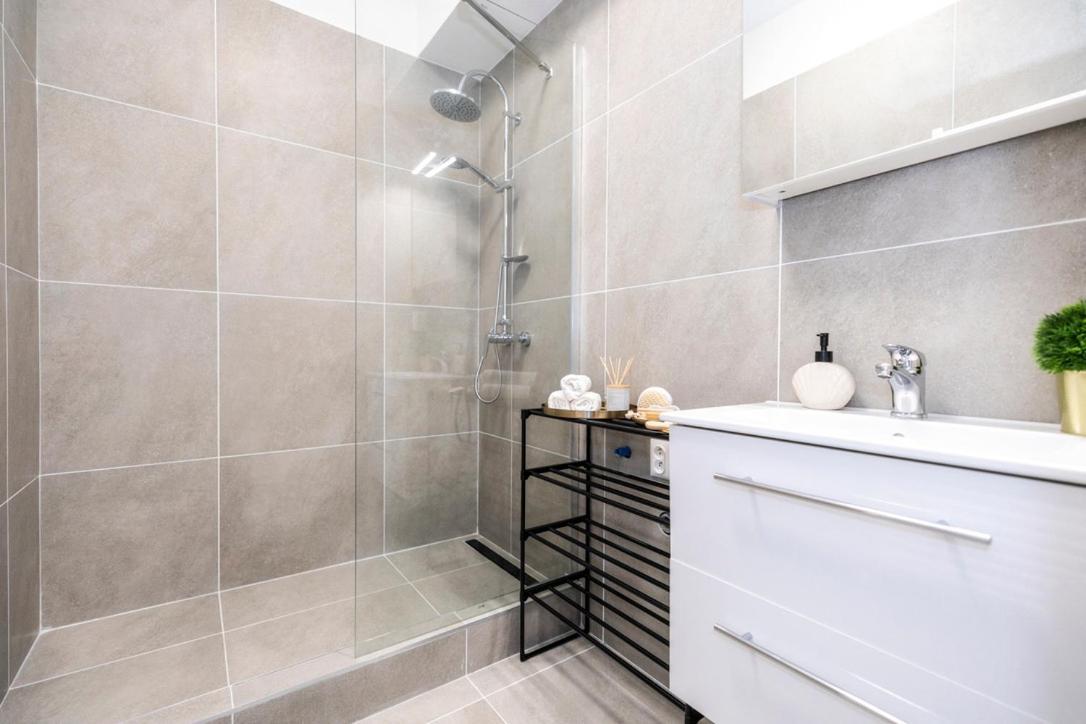 Alure Residences 2 & 24H Self Check-In, Parking In The Garage In The Apartment Building Included, New Building, Terrace, Green Location With A Forest Park With A Lake, Children'S Playground Banska Bystrica Exterior photo