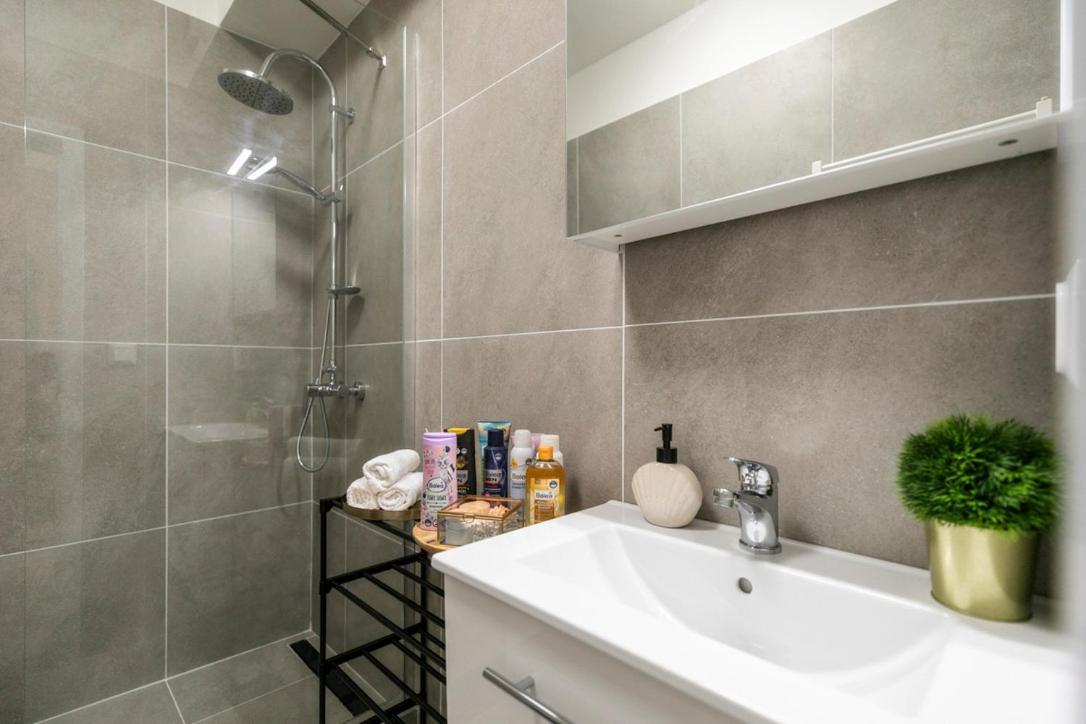 Alure Residences 2 & 24H Self Check-In, Parking In The Garage In The Apartment Building Included, New Building, Terrace, Green Location With A Forest Park With A Lake, Children'S Playground Banska Bystrica Exterior photo