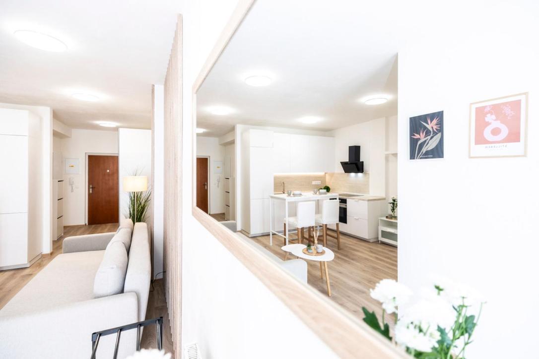 Alure Residences 2 & 24H Self Check-In, Parking In The Garage In The Apartment Building Included, New Building, Terrace, Green Location With A Forest Park With A Lake, Children'S Playground Banska Bystrica Exterior photo